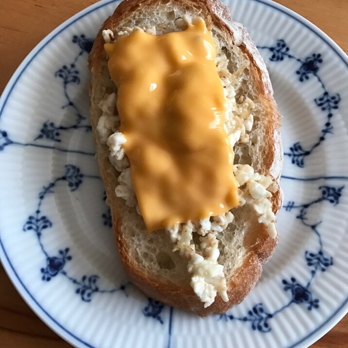卵白の炒り卵とチェダーチーズトースト